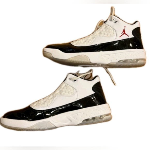 Air Jordan Max Aura 2 White / Black Men's Sneakers Size 9.5 (EUC) - Picture 3 of 9